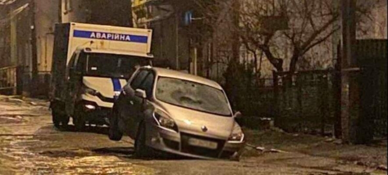 У Тернополі беруться за ремонт дороги, де під землю провалювалися автівки: де перекриють рух аж до осені (ФОТО)