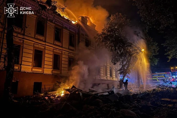 РФ пошкодила знаменитий кінотеатр, історичну будівлю та гуртожиток у Києві