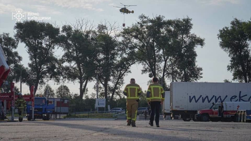 Вигоріло 100 тис. кв. м: на Київщині ліквідовано масштабну пожежу після атаки РФ