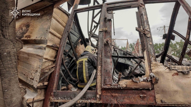ДСНС завершила роботи у Києві та показала ліквідацію наслідків у Вишневому