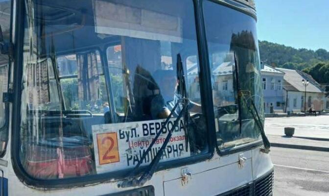 На Тернопільщині водій автобуса відмовив матері загиблого захисника у безкоштовному проїзді: жінка заплатила за квиток