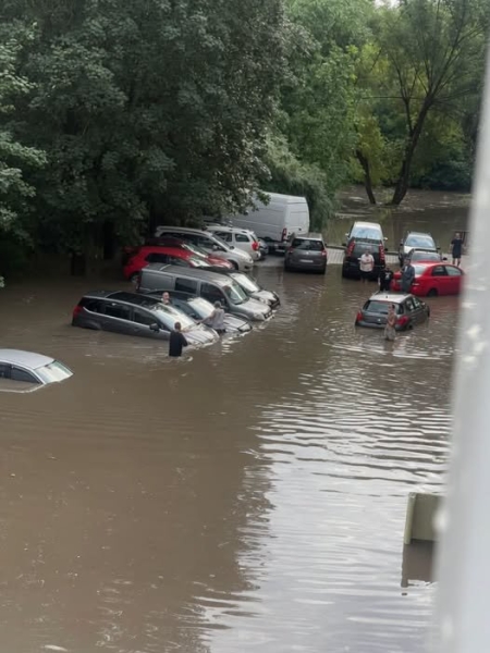 Вода повністю затопила автомобілі: в соцмережах демонструють, що робиться на дорогах Тернополя після зливи (ФОТО)