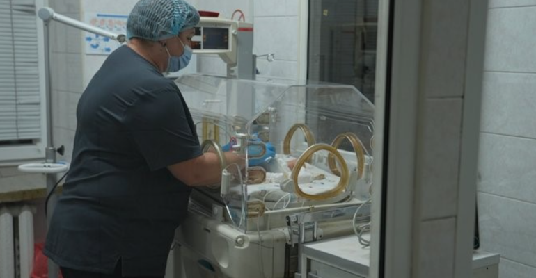 Немовля, яке хотіли продати за $20 тисяч, перебуває у лікарні Франківська: стан тяжкий