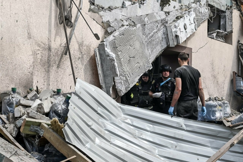 У Запоріжжі ворог атакував підприємство з доставки води: кількість постраждалих зросла до 11 осіб, - ФОТО