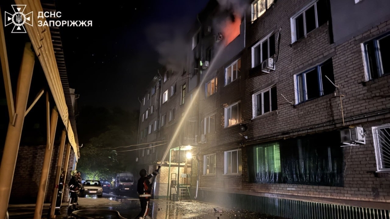 У Запоріжжі співробітники ДСНС врятували двох людей під час пожежі у багатоповерхівці