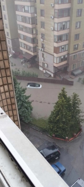 Вода повністю затопила автомобілі: в соцмережах демонструють, що робиться на дорогах Тернополя після зливи (ФОТО)