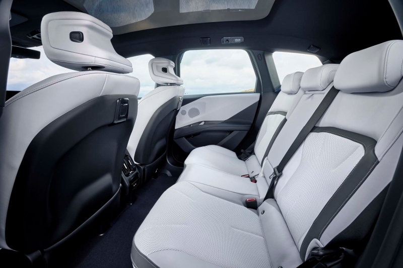 BMW iX3 LWB: 919 км ходу, 800 вольт та &laquo;мізки&raquo; від DeepSeek