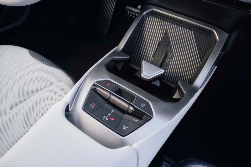 BMW iX3 LWB: 919 км ходу, 800 вольт та &laquo;мізки&raquo; від DeepSeek