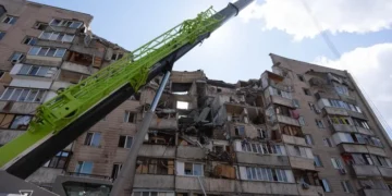 До 10 людей можуть залишатися під завалами будинку в Києві – ДСНС