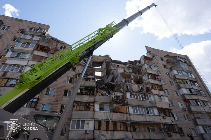 До 10 людей можуть залишатися під завалами будинку в Києві – ДСНС