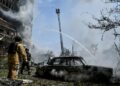 Російська авіація спричинила пожежу в запорізькій багатоповерхівці та пошкодила понад 30 авто: фоторепортаж з місця атаки