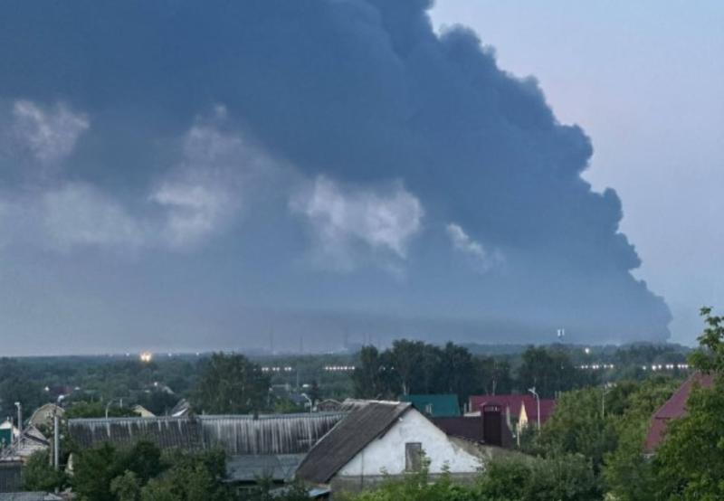 У російському Липецьку спалахнула пожежа після атаки: що горить