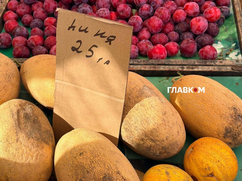 Сезон у розпалі: скільки коштують кавуни та дині на столичному ринку