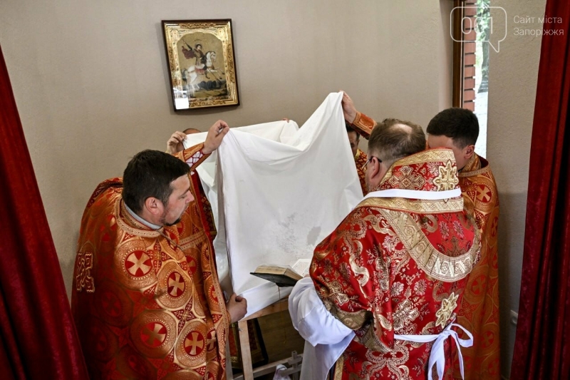 «Місце, де можна усамітнитися, щоб не бути самотнім»: у Запоріжжі при батальйоні поліції особливого призначення відкрили капличку, - ФОТОРЕПОРТАЖ