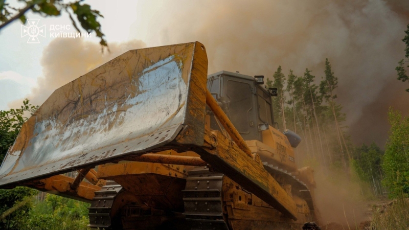 Рятувальники ліквідували масштабну пожежу в Чорнобильській зоні (фото, відео)