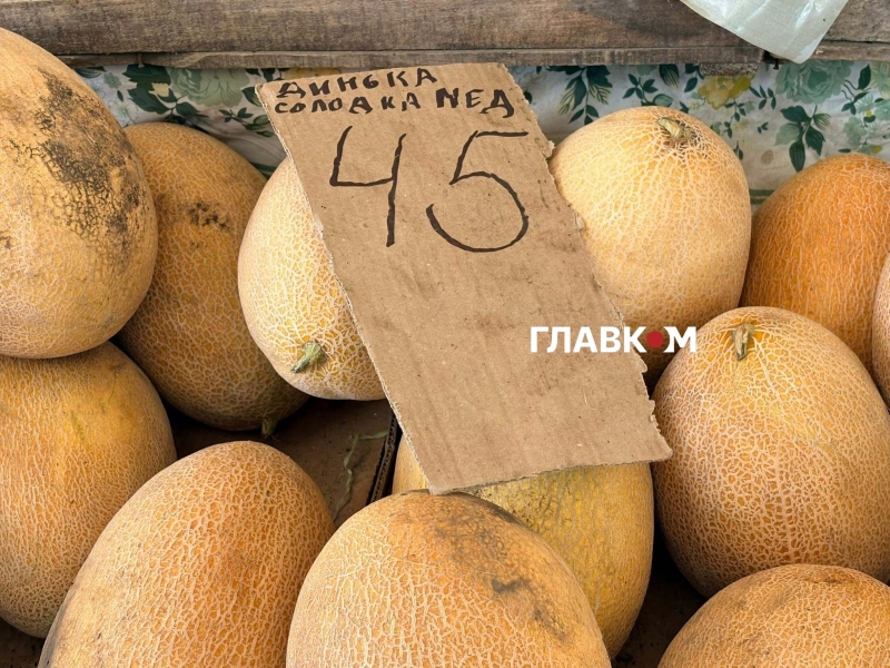 Сезон у розпалі: скільки коштують кавуни та дині на столичному ринку