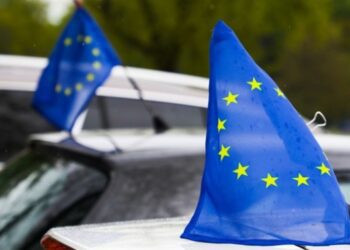 Нові авто в ЄС “наглядатимуть” за водіями