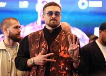 Усик пояснив, чому відмовився від усіх своїх титулів