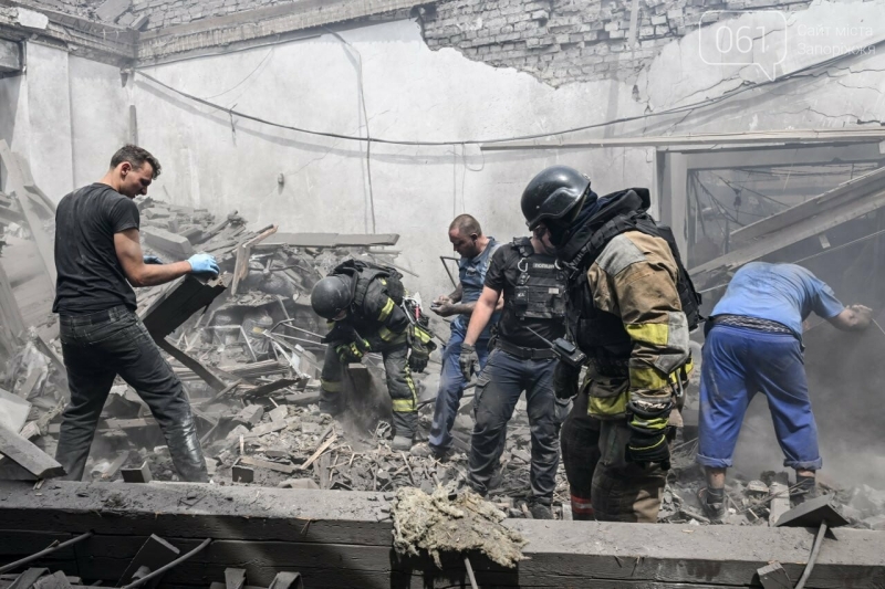 У Запоріжжі ворог атакував підприємство з доставки води: кількість постраждалих зросла до 11 осіб, - ФОТО