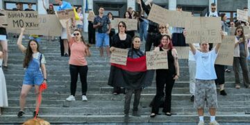“Не чіпайте те, що працює”: люди не розходяться, акція протесту під стінами ТОВА триває (ФОТО)