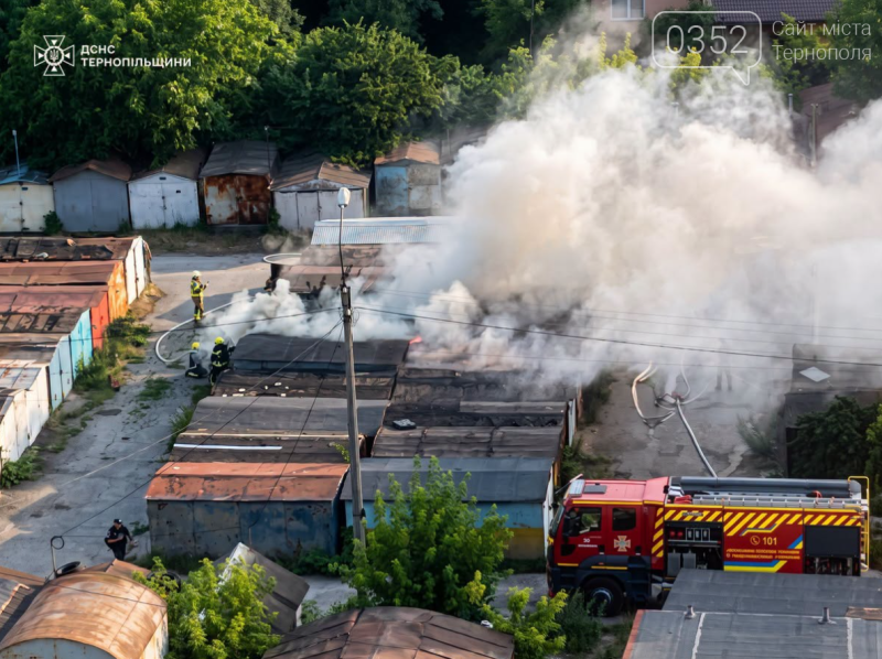 Полум'я за лічені хвилини охопило гаражі: у Тернополі сталася масштабна пожежа (ФОТО)