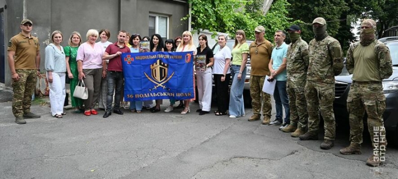 Разом до Перемоги: хмельницькі освітяни та волонтери передали гвардійцям нове авто