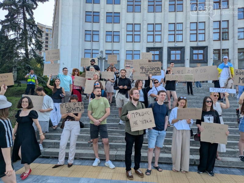 "Не чіпайте те, що працює": люди не розходяться, акція протесту під стінами ТОВА триває (ФОТО)