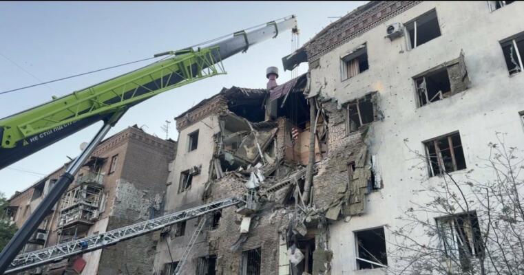 «Четвертий поверх впав на третій»: ворожа атака по Запоріжжю у фотографіях