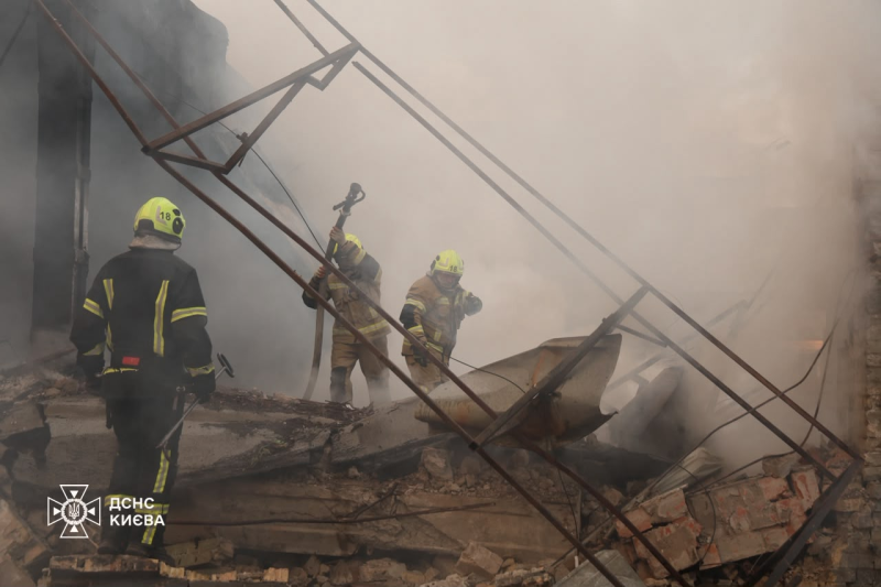 Атака на Київ: рятувальники показали наслідки