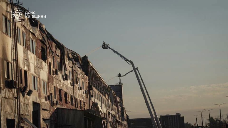 Вигоріло 100 тис. кв. м: на Київщині ліквідовано масштабну пожежу після атаки РФ