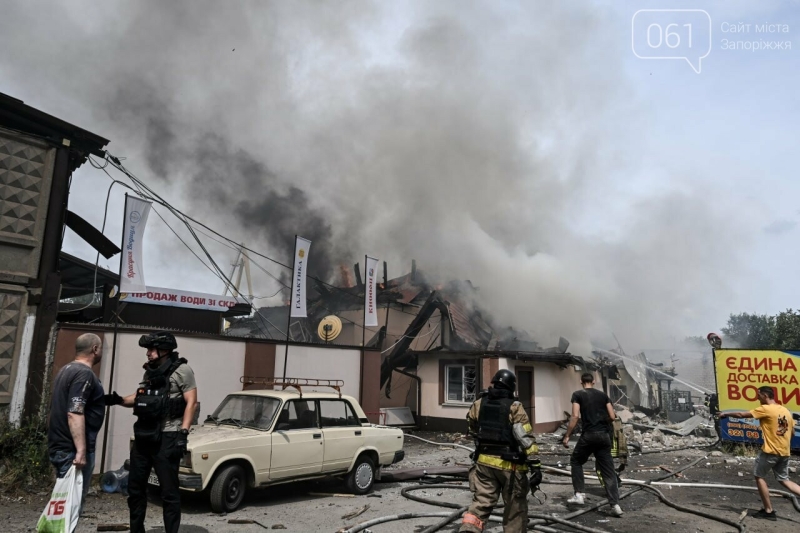У Запоріжжі ворог атакував підприємство з доставки води: кількість постраждалих зросла до 11 осіб, - ФОТО