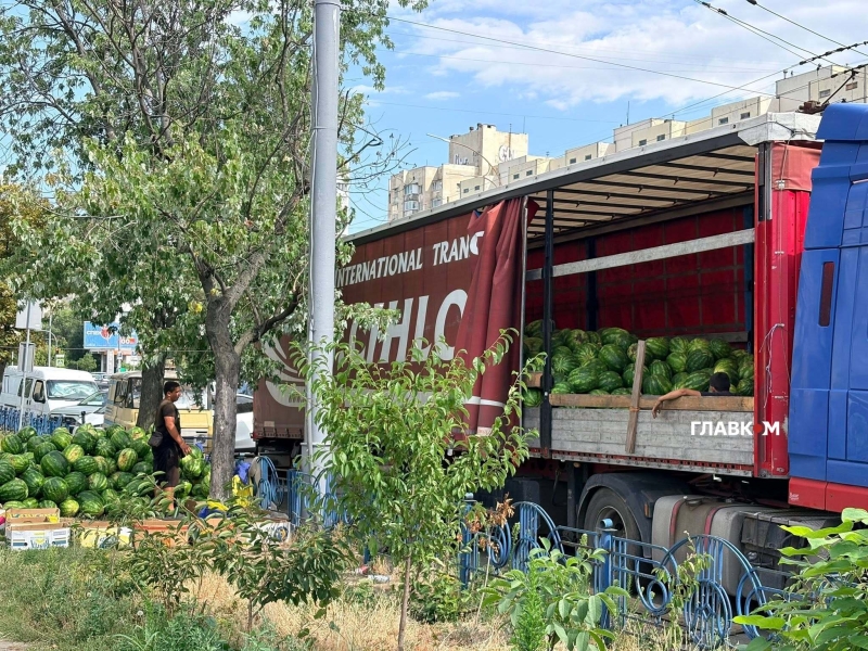 Сезон у розпалі: скільки коштують кавуни та дині на столичному ринку