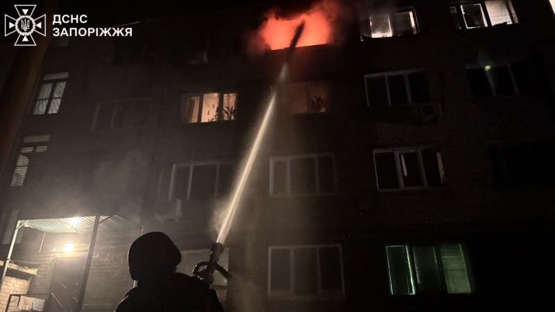 У Запоріжжі співробітники ДСНС врятували двох людей під час пожежі у багатоповерхівці