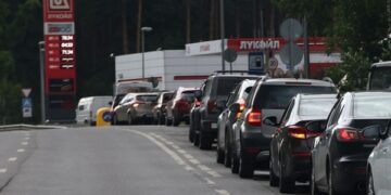 В Росії обвалилися продажі нових авто на тлі кризи пального