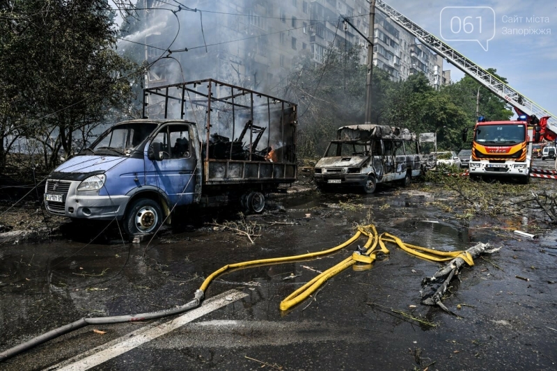 Російська авіація спричинила пожежу в запорізькій багатоповерхівці та пошкодила понад 30 авто: фоторепортаж з місця атаки
