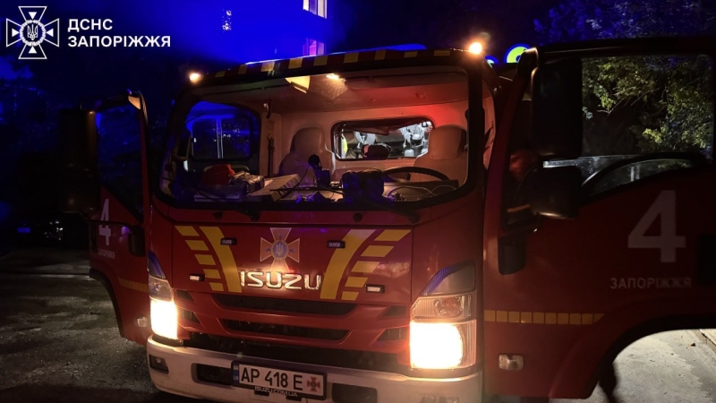 У Запоріжжі співробітники ДСНС врятували двох людей під час пожежі у багатоповерхівці
