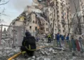 РФ вдарила по Києву: пошкоджено будинки, є постраждалі та 27 загиблих (оновлено)