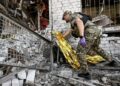 «Біля тіла загиблої жінки дзвонив телефон»: у Запоріжжі ворожий КАБ вбив родину, – ФОТОРЕПОРТАЖ