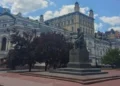 «Війна закінчилася?»: зняття захисту з пам’ятників у столиці збурило мережу