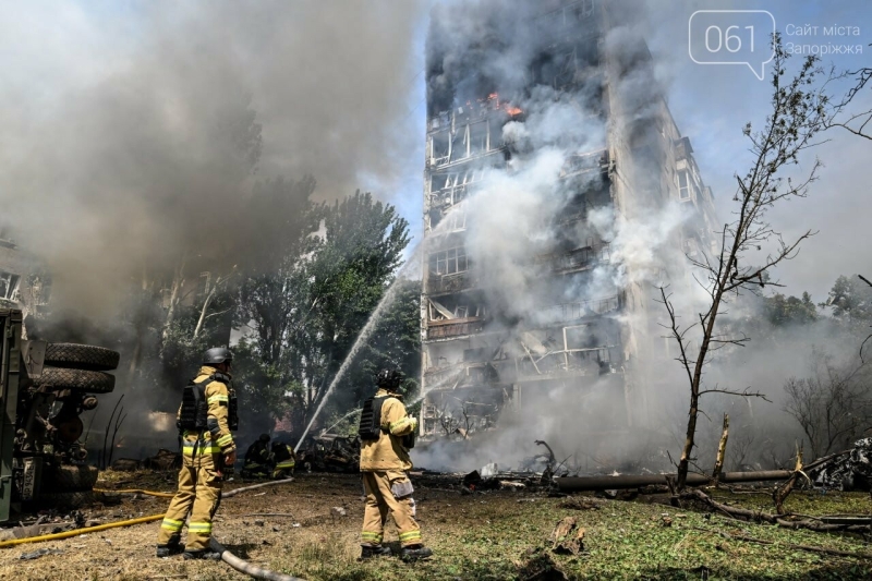 Російська авіація спричинила пожежу в запорізькій багатоповерхівці та пошкодила понад 30 авто: фоторепортаж з місця атаки