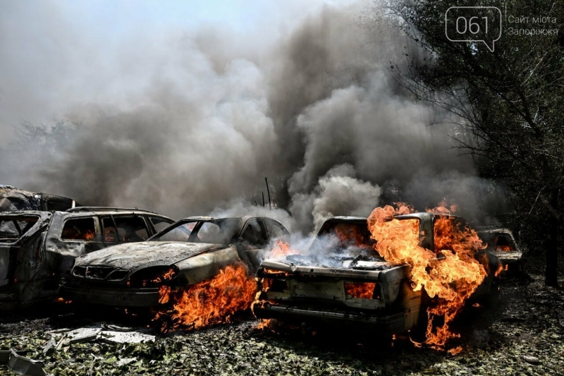 Російська авіація спричинила пожежу в запорізькій багатоповерхівці та пошкодила понад 30 авто: фоторепортаж з місця атаки