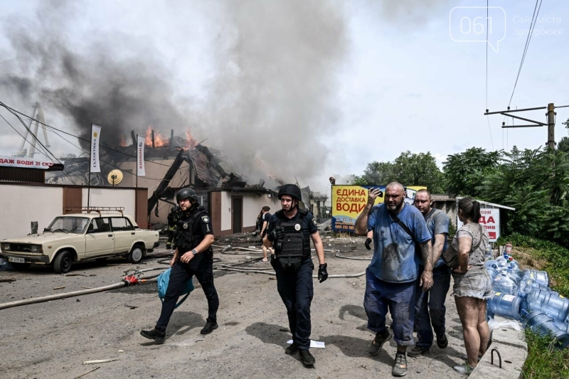 У Запоріжжі ворог атакував підприємство з доставки води: кількість постраждалих зросла до 11 осіб, - ФОТО