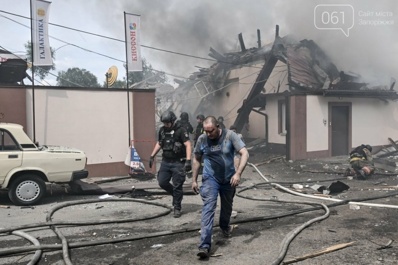 У Запоріжжі ворог атакував підприємство з доставки води: кількість постраждалих зросла до 11 осіб, - ФОТО