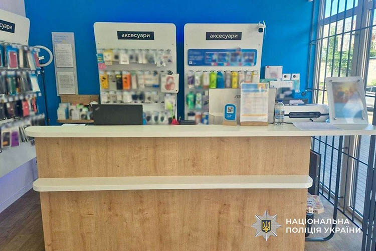 Крав де працював: у Дніпрі продавець магазину техніки постійно крав телефони