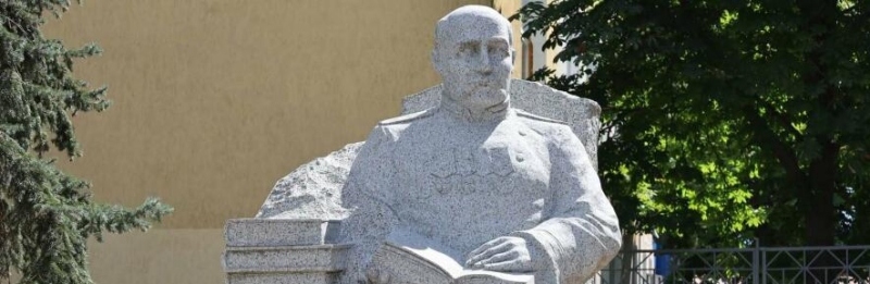 У центрі Миколаєва встановлюють пам'ятник Миколі Аркасу, - ФОТО