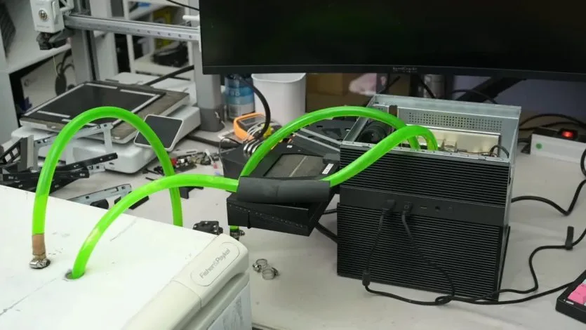 3D-надрукована рама утримує RTX 5060 на корпусі
