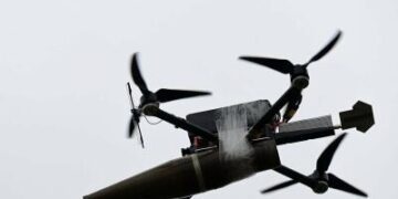 У передмісті Запоріжжя внаслідок атаки по торговельному обʼєкту загинула жінка