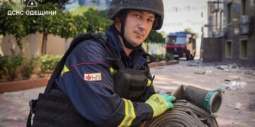 На Одещині масштабна пожежа сухостою перекинулася на житловий будинок