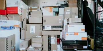 Покупки на AliExpress, Temu та Amazon можуть подорожчати: для посилок до 150 євро перепишуть митні правила