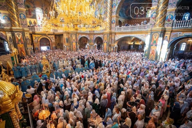 Московська церква продемонструвала, скількох своїх прихильників в час війни вона зуміла зібрати в Почаєві: кадри приголомшують (ФОТО, ВІДЕО)